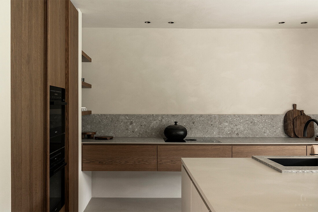 Keuken met beige eiland, grijze backsplash en houten accenten