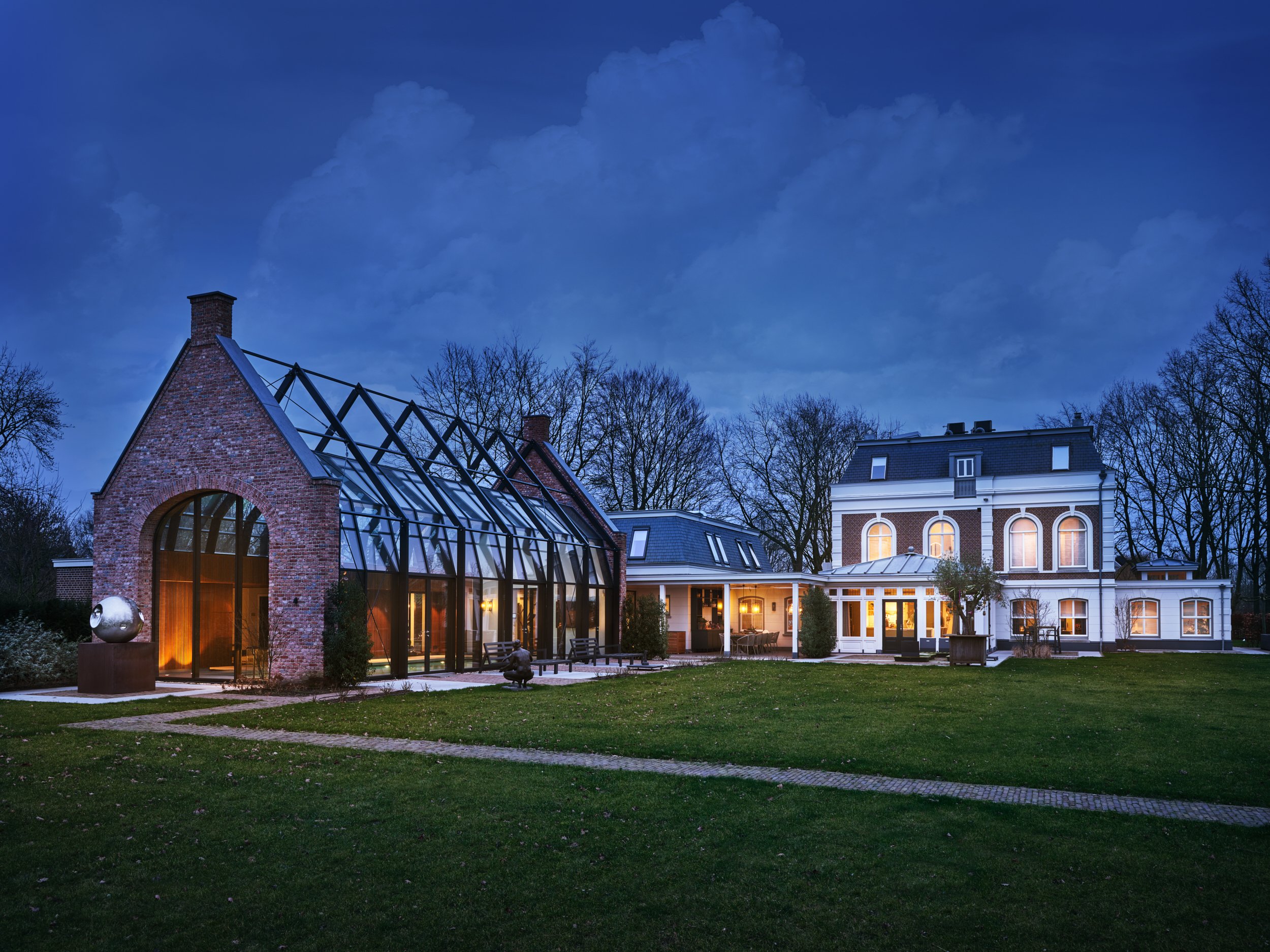Portretfoto van interieurontwerper Martijn Veldman met designportfolio