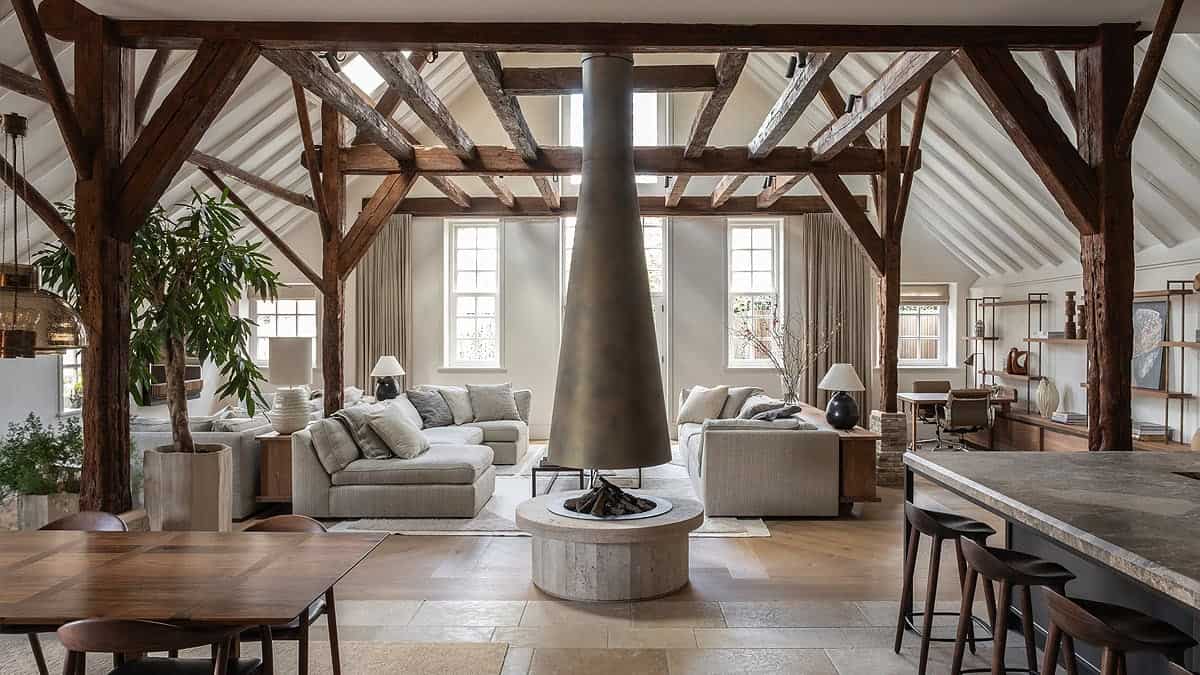 Eetkamer met houten balkenwerk, lange tafel en groene potplanten