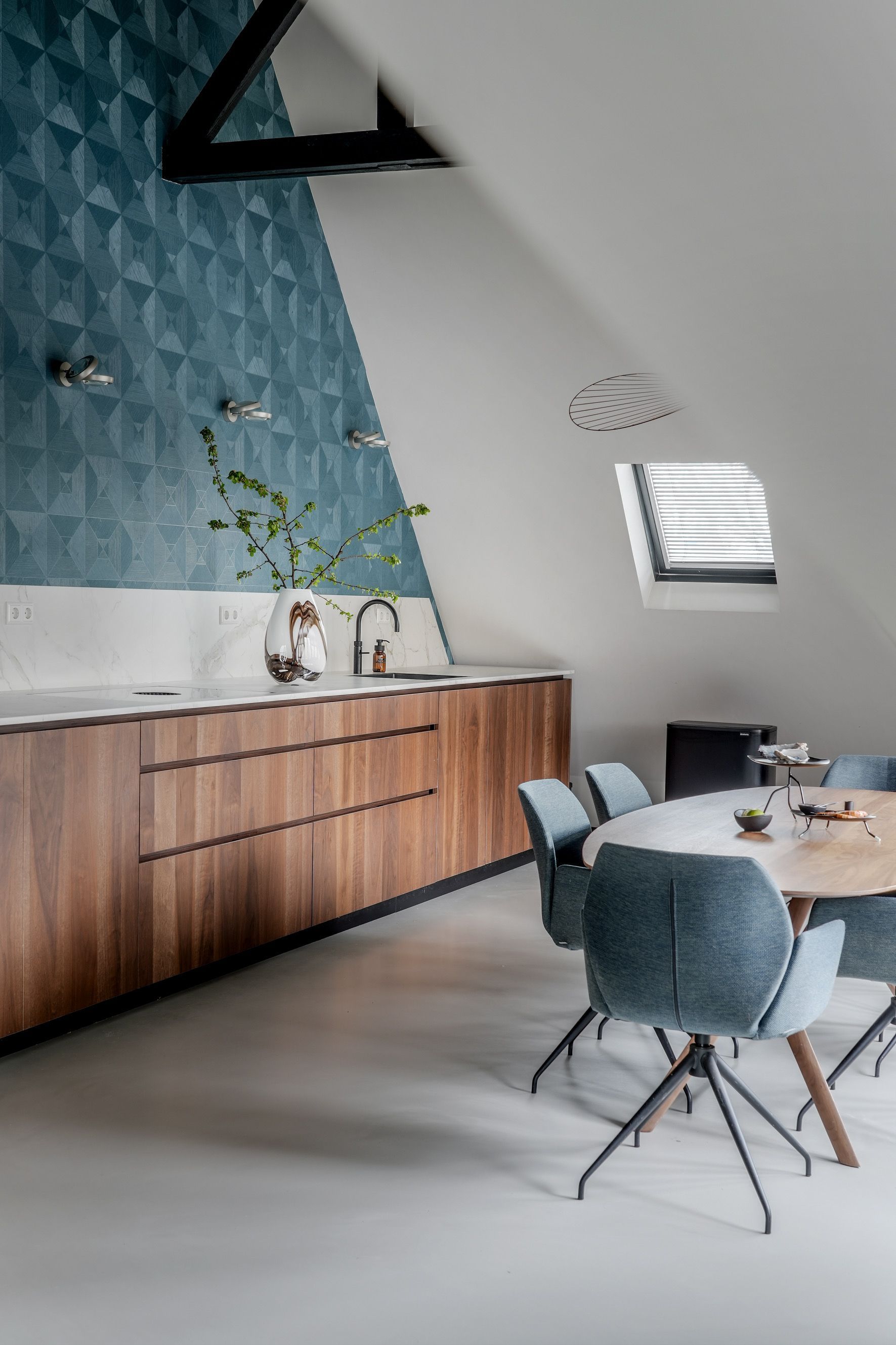 Badkamer met blauwe keramische tegels en marmer wastafel