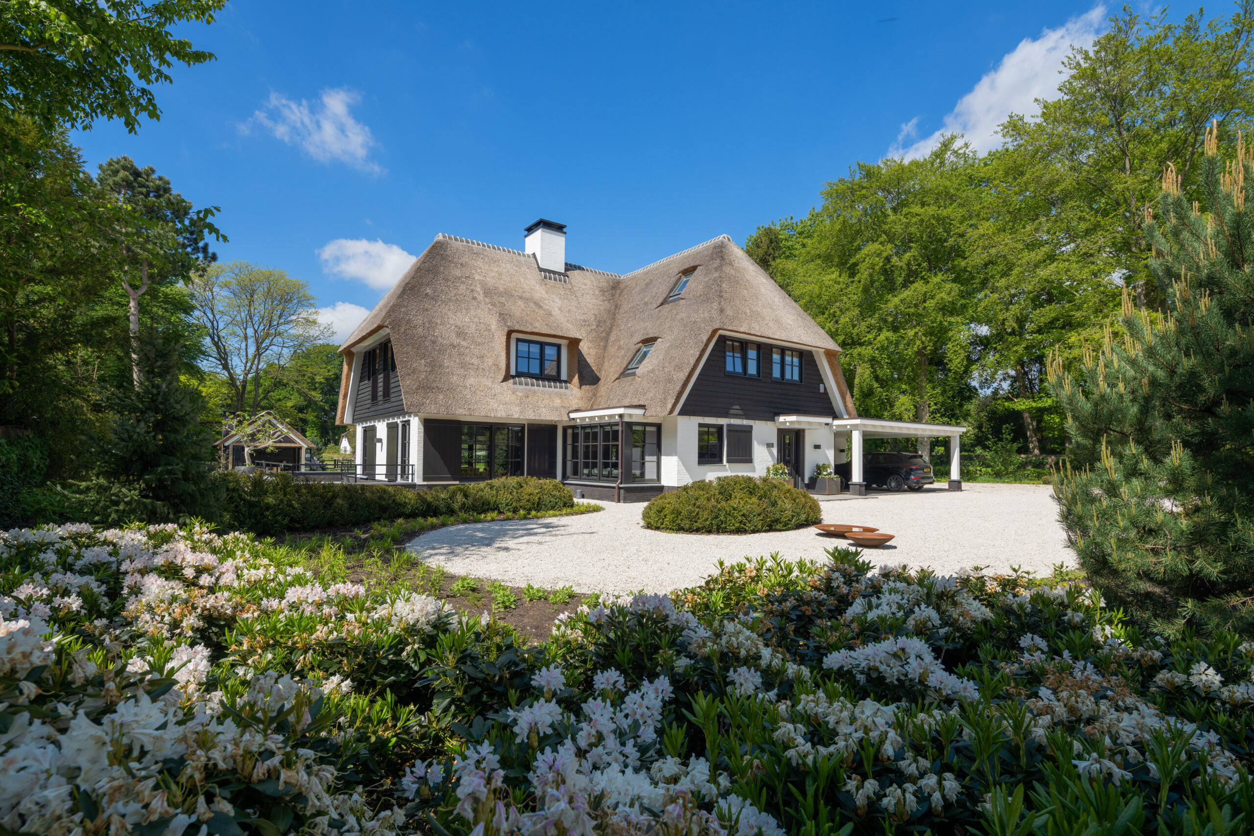 Dubbele hoogte entreehal met hangende gouden glazen kroonluchter
