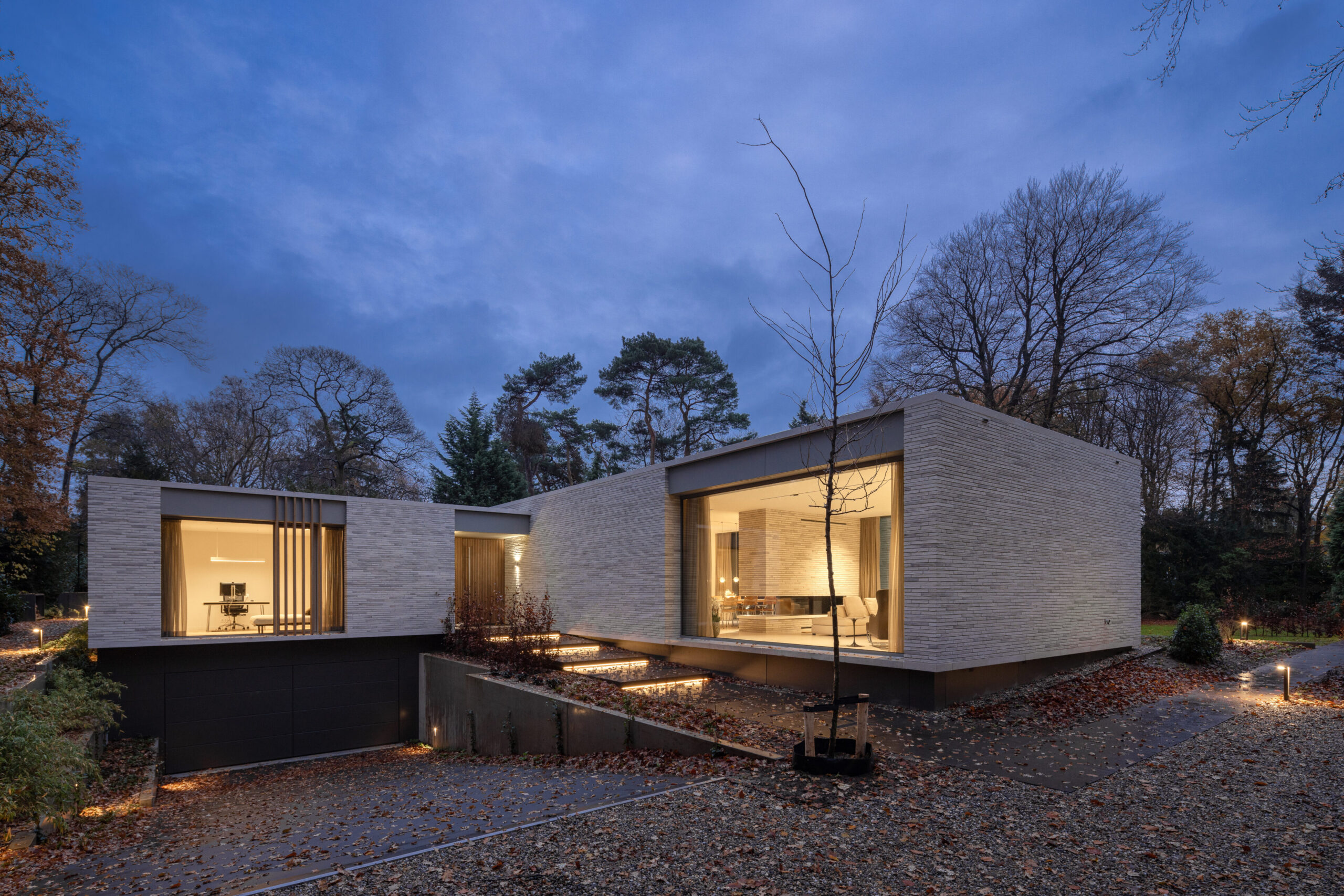 Gevel avond met grote glazen openingshoek en houten raamomlijsting