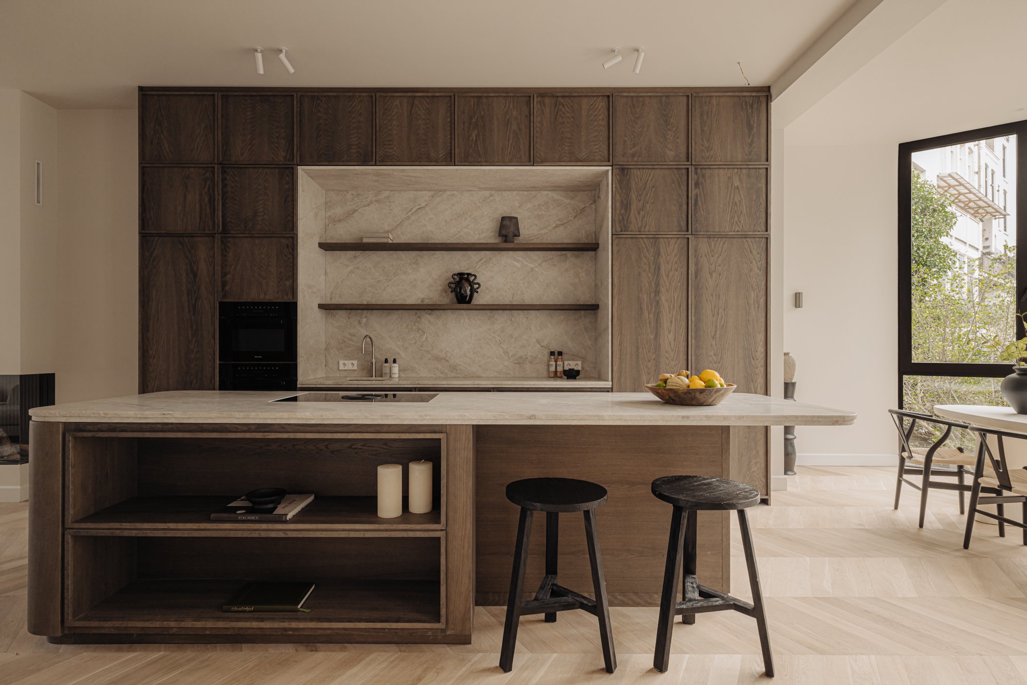 Slaapkamer met grijsbruine wandpanelen en minimalistische inrichting