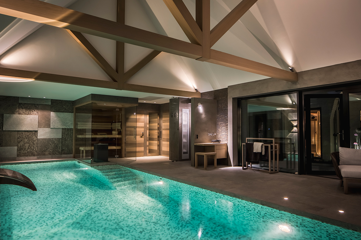 Spa met sauna, houten plafond en travertijnen tegelmuur