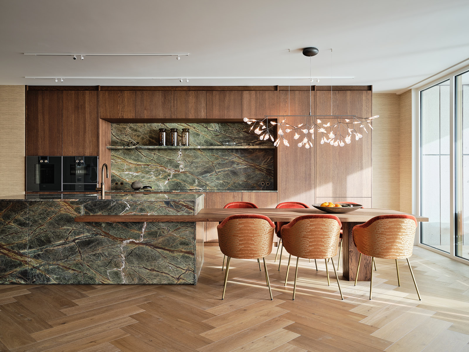 Keuken met marmeren backsplash, houten kasten en eettafel