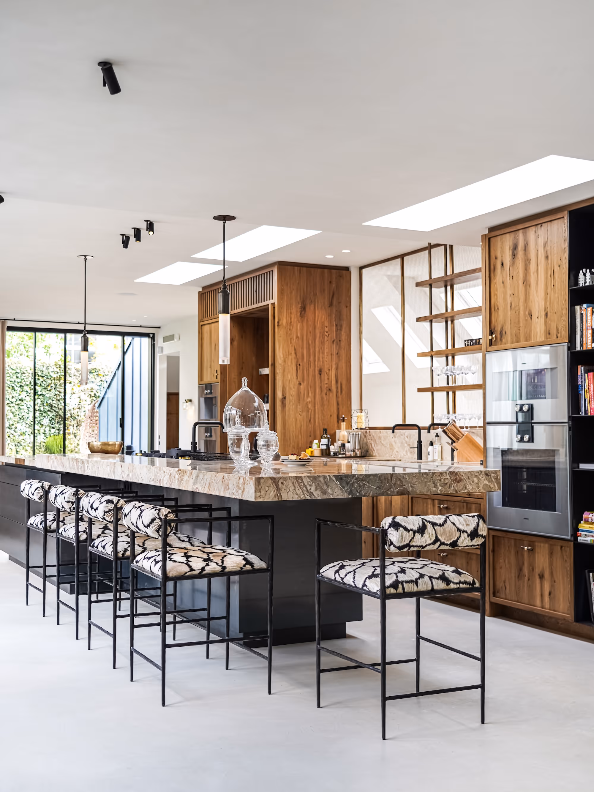 Keuken met grijze marmer backsplash en eikenhouten kasten