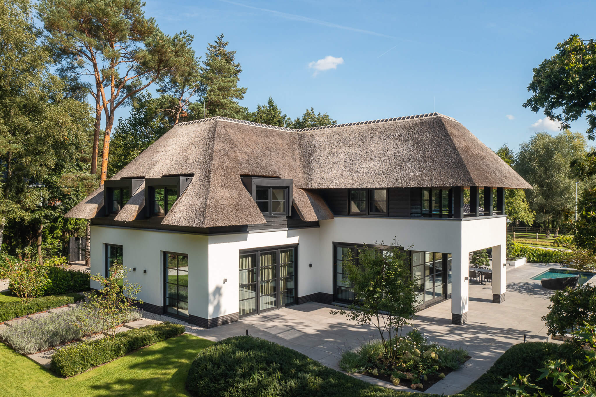 Elegant Dream Villa met Rieten Dak