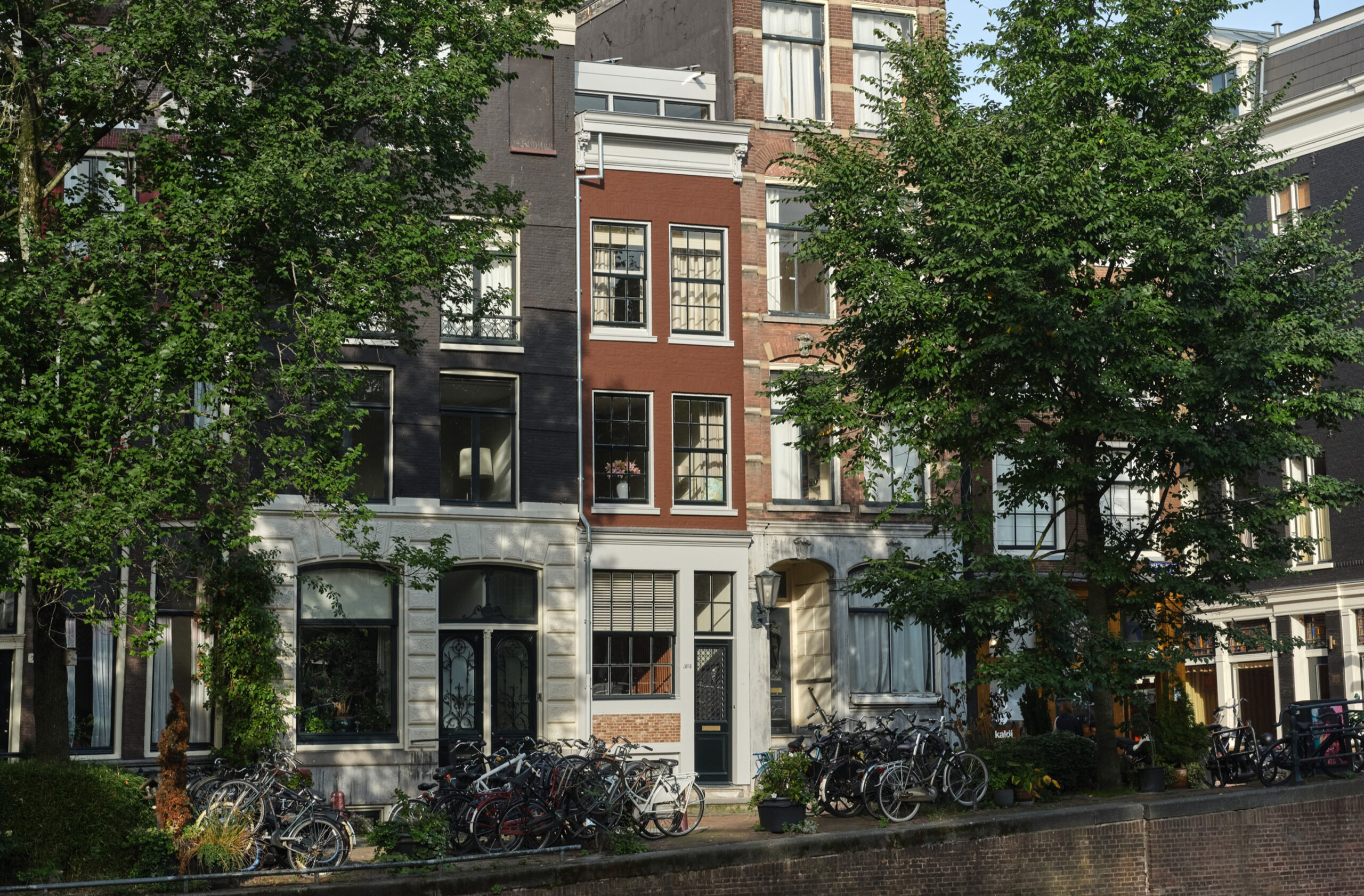 Moderne verbouwing met zwarte raamkozijnen en glazen uitbouw