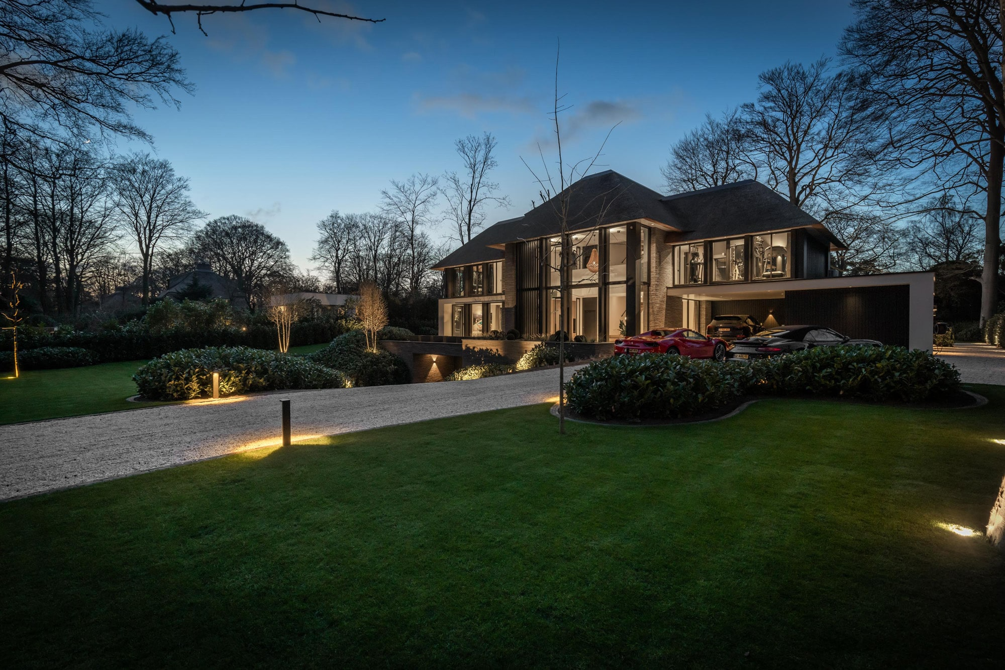 Villa voorgevel met klassieke architectuur en landschapsverlichting