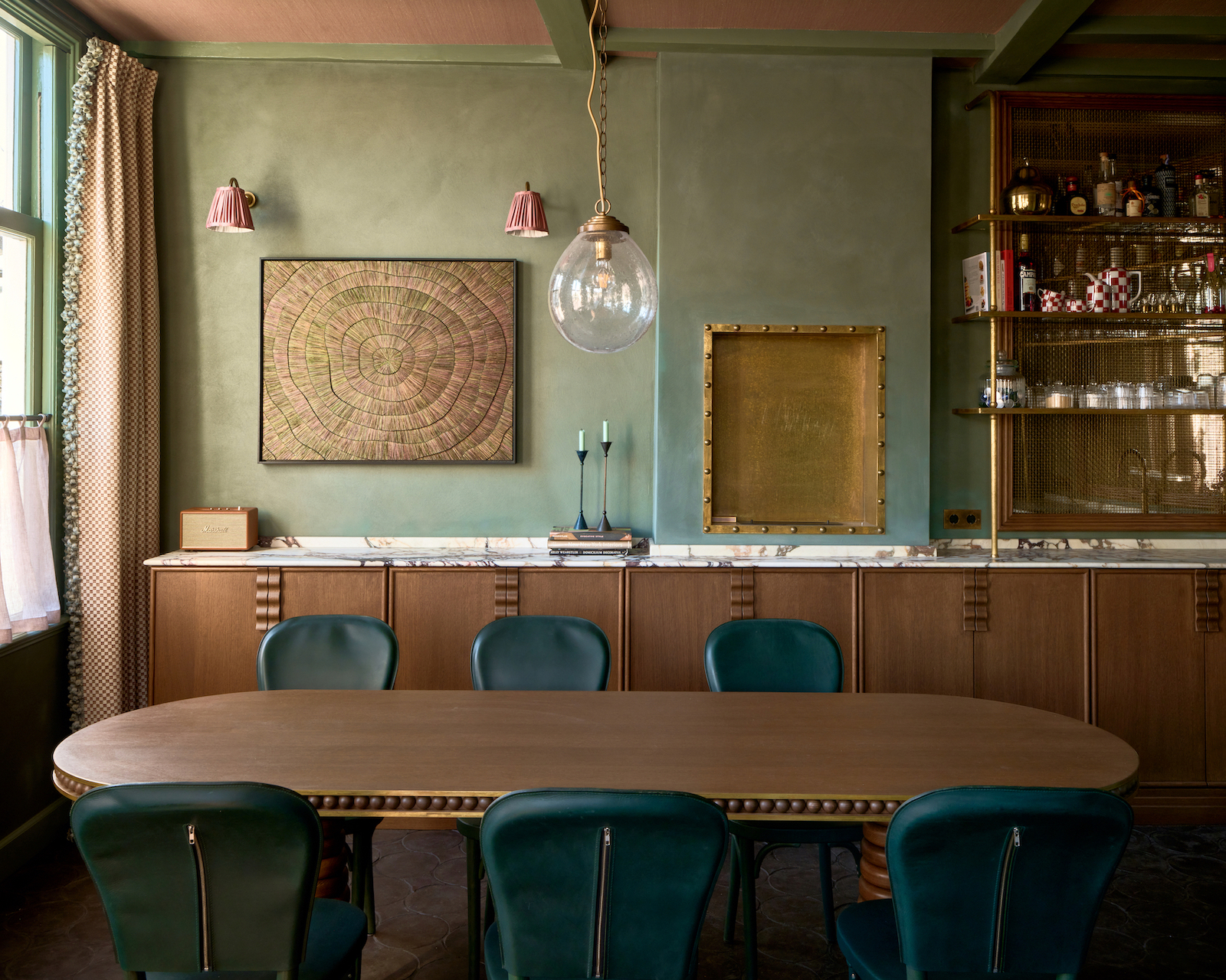 Eetkamer met walnoothouten bar, turquoise stoelen en groene muurverf